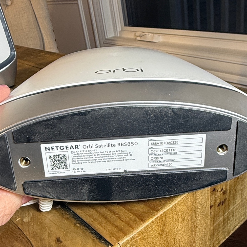 Orbi Router RBR850 and 2 Satellites RBS850 - Picture 6 of 9